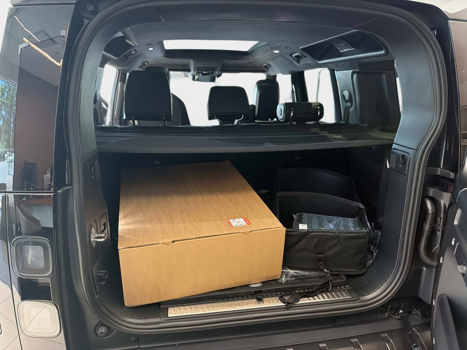 2026 Land Rover Defender OCTA Black - Photo 11