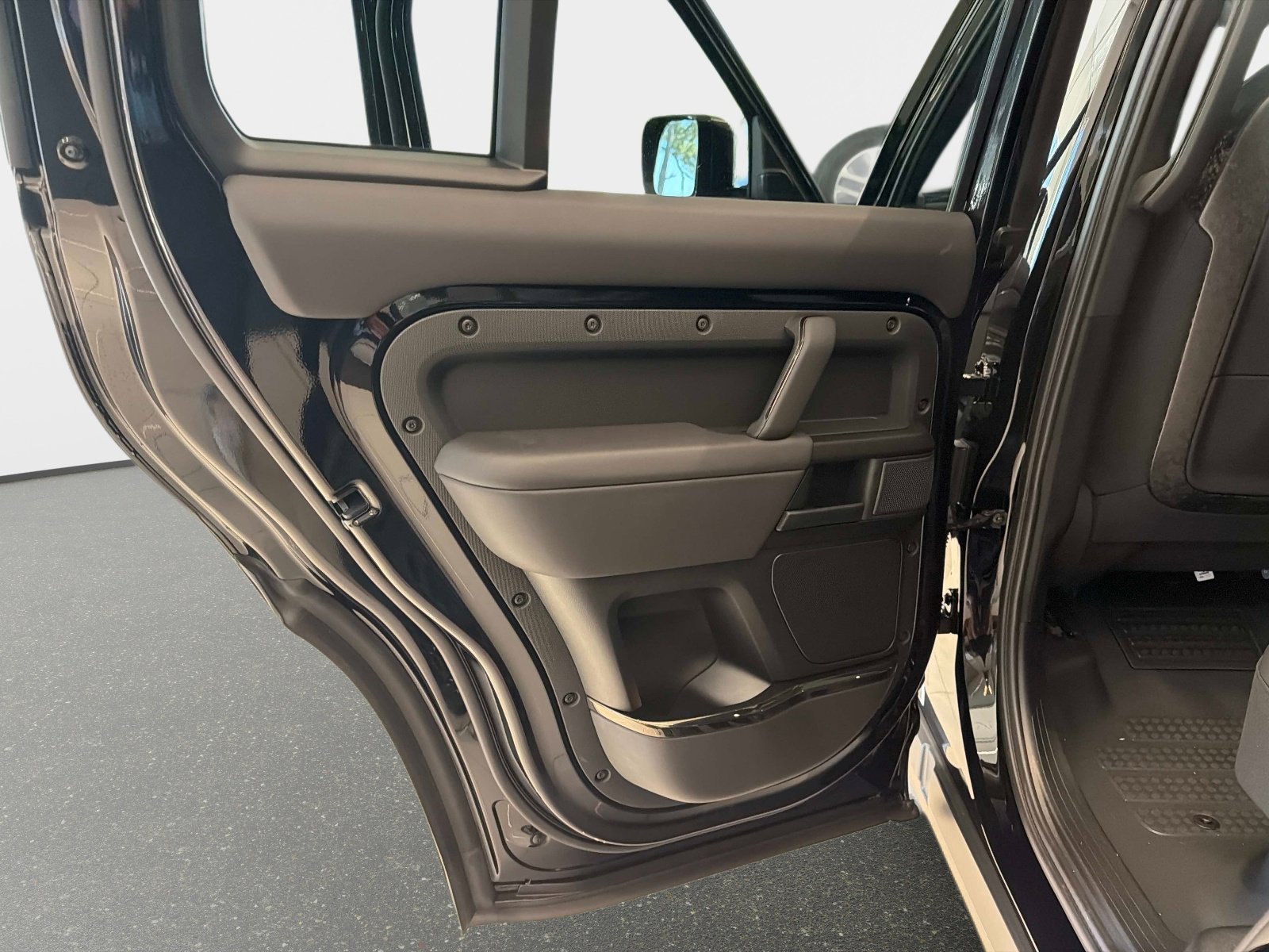 2026 Land Rover Defender OCTA Black - Photo 12