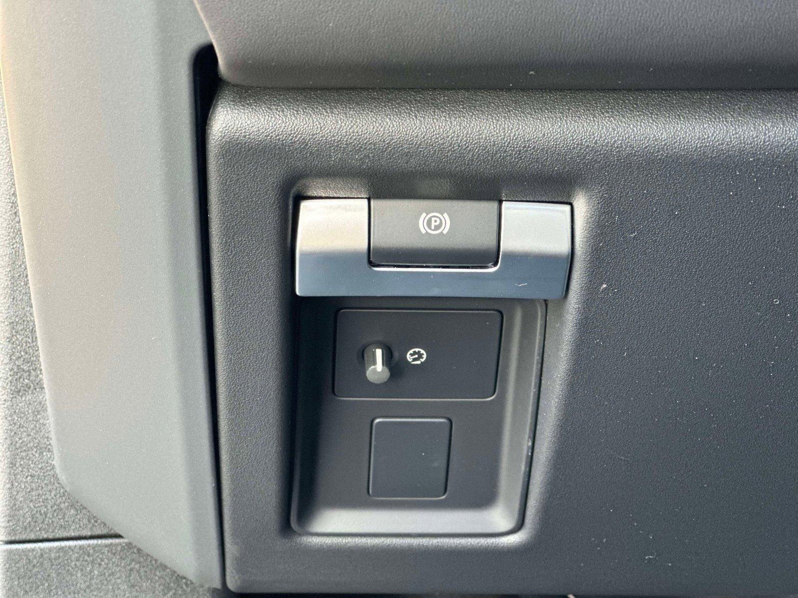 2026 Land Rover Defender X-Dynamic SE - Photo 23