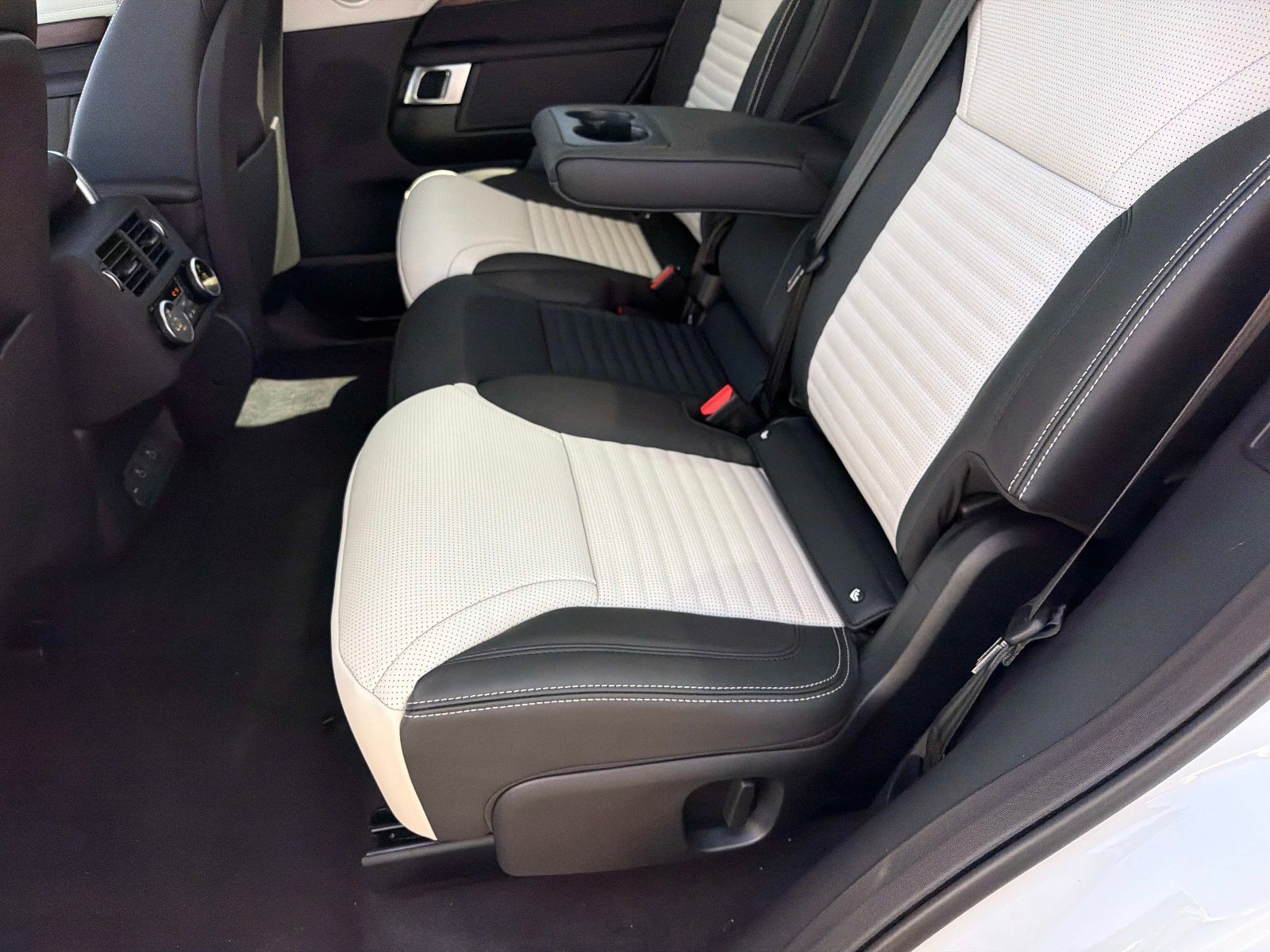 2026 Land Rover Discovery Dynamic SE - Photo 13