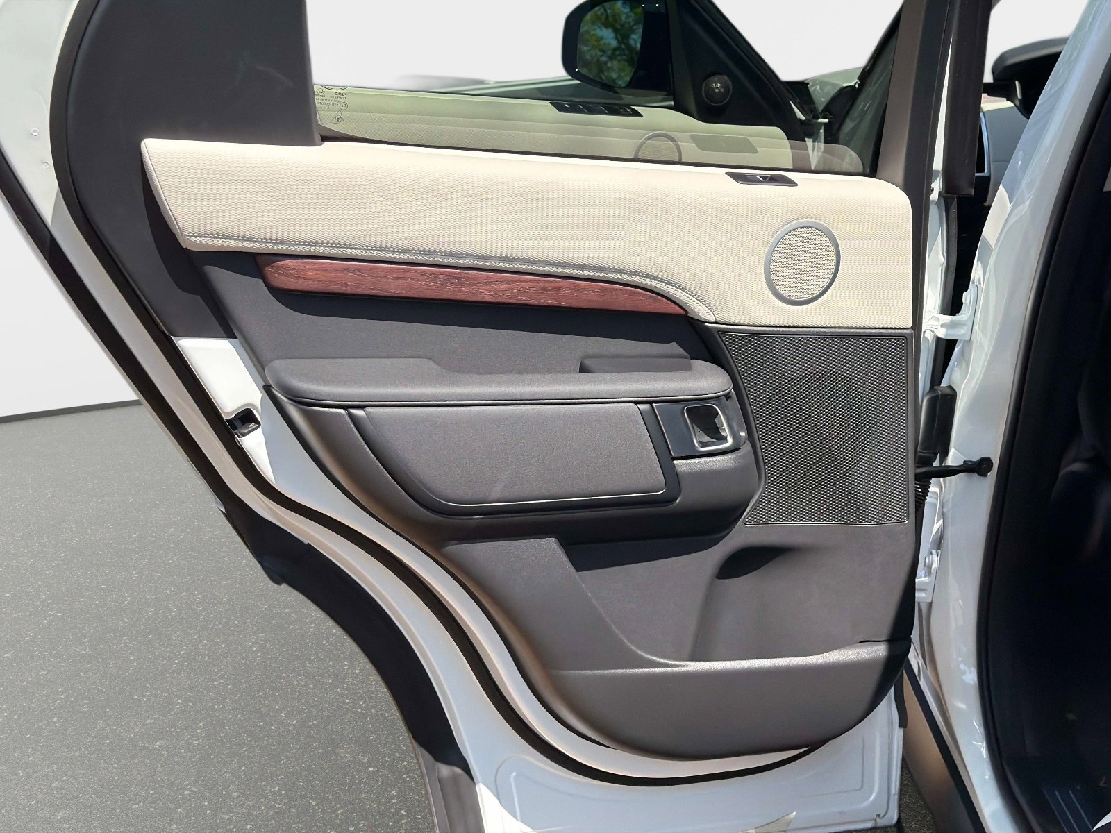 2026 Land Rover Discovery Dynamic SE - Photo 12