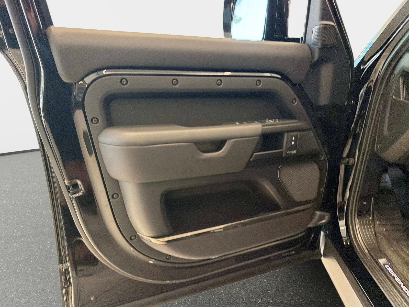 2026 Land Rover Defender OCTA Black - Photo 17