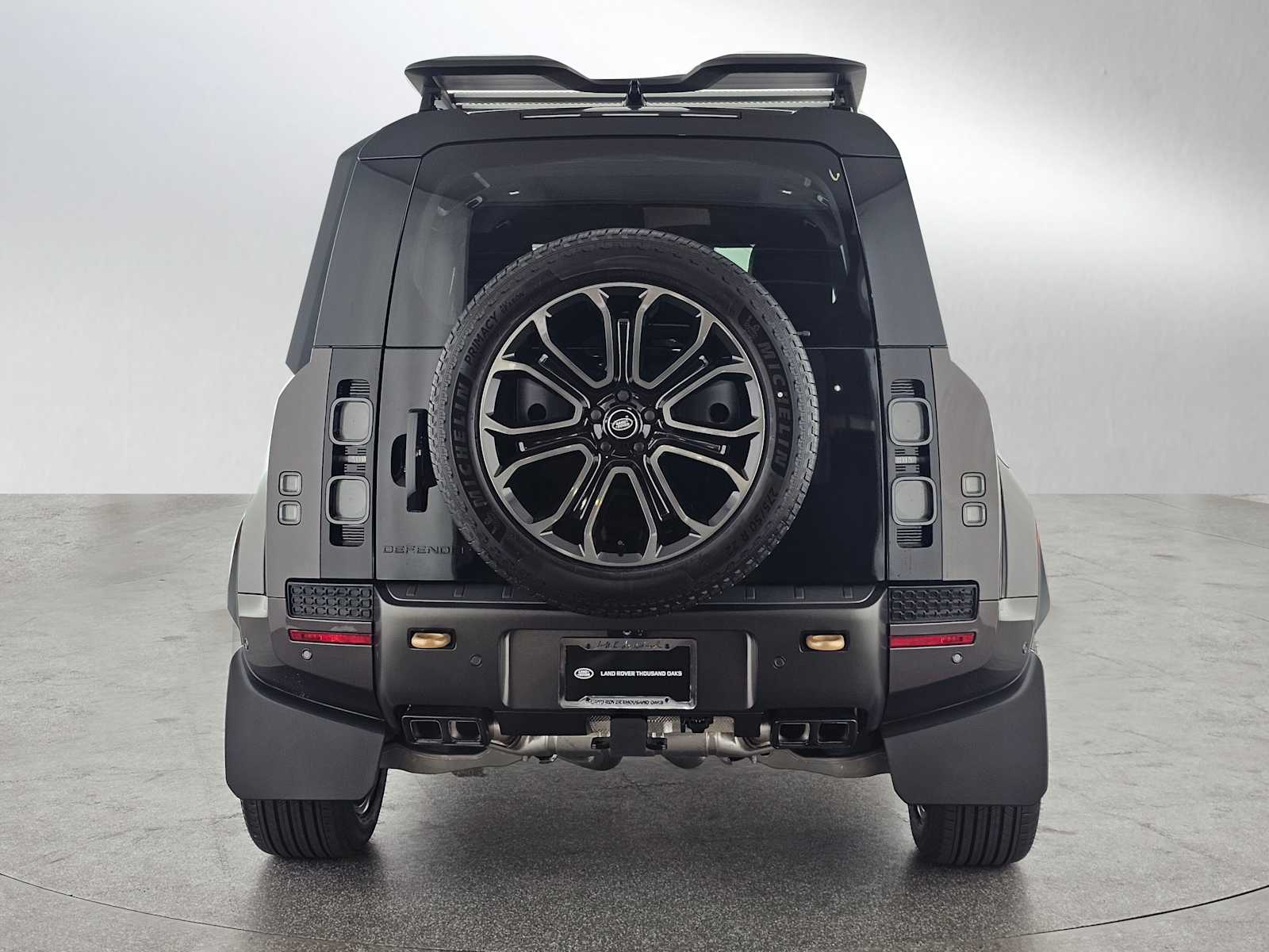 2025 Land Rover Defender 110 photo 4