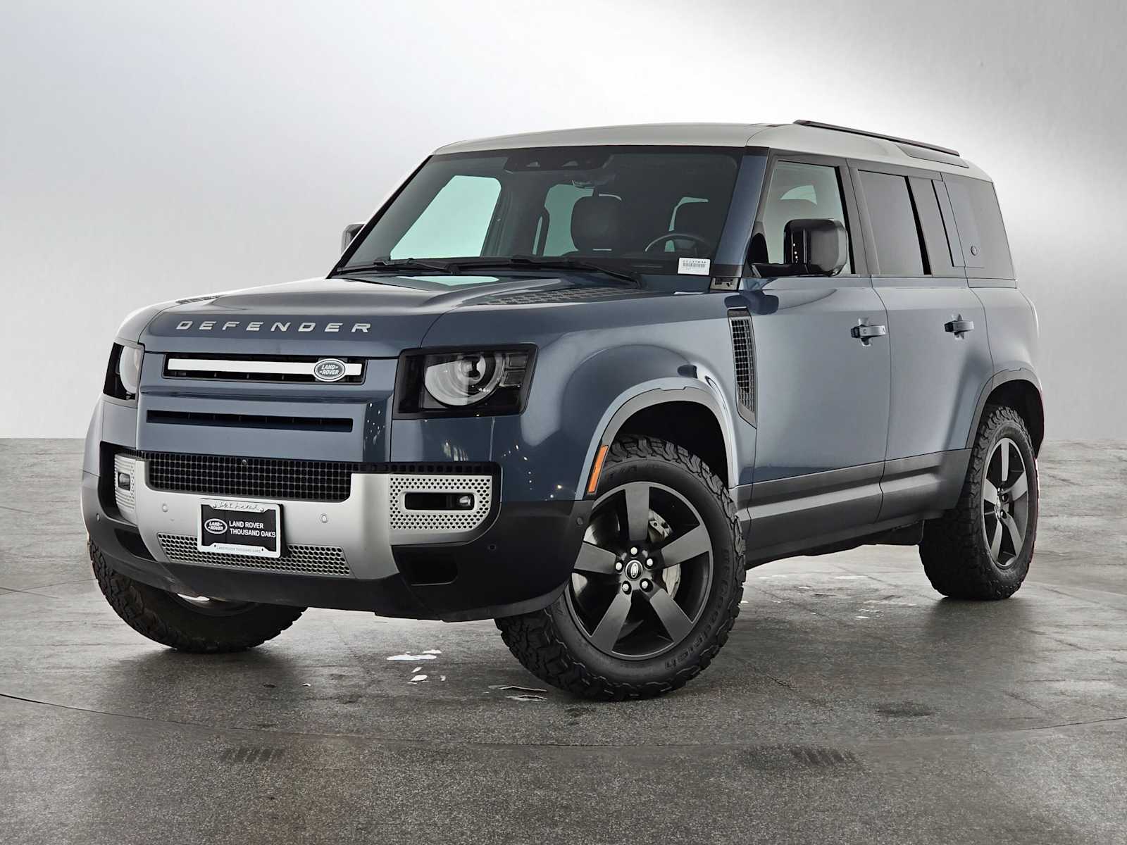 2023 Land Rover Defender SE's photo