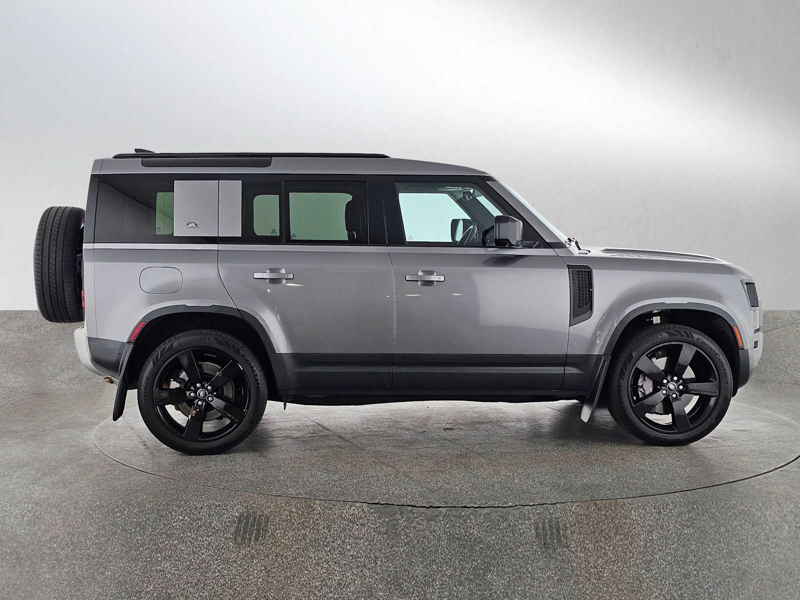 2023 Land Rover Defender SE photo 5