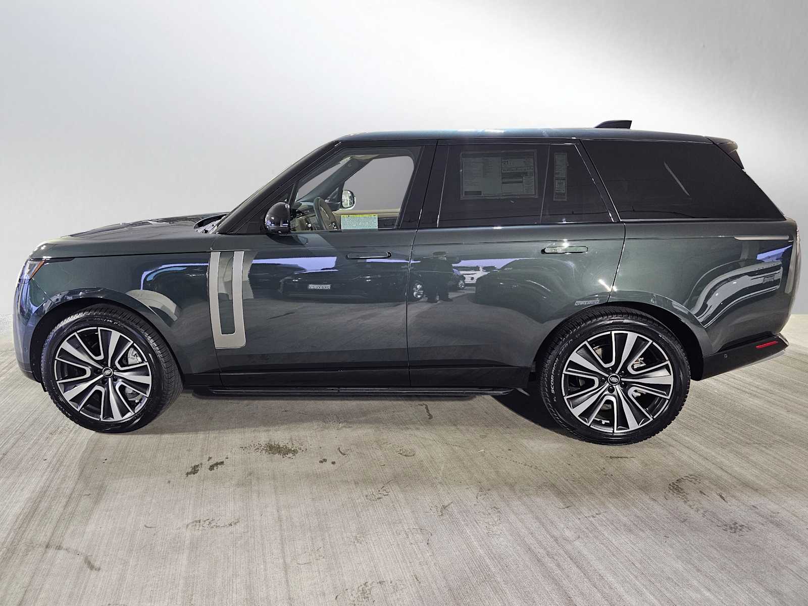2025 Land Rover Range Rover SE photo 2