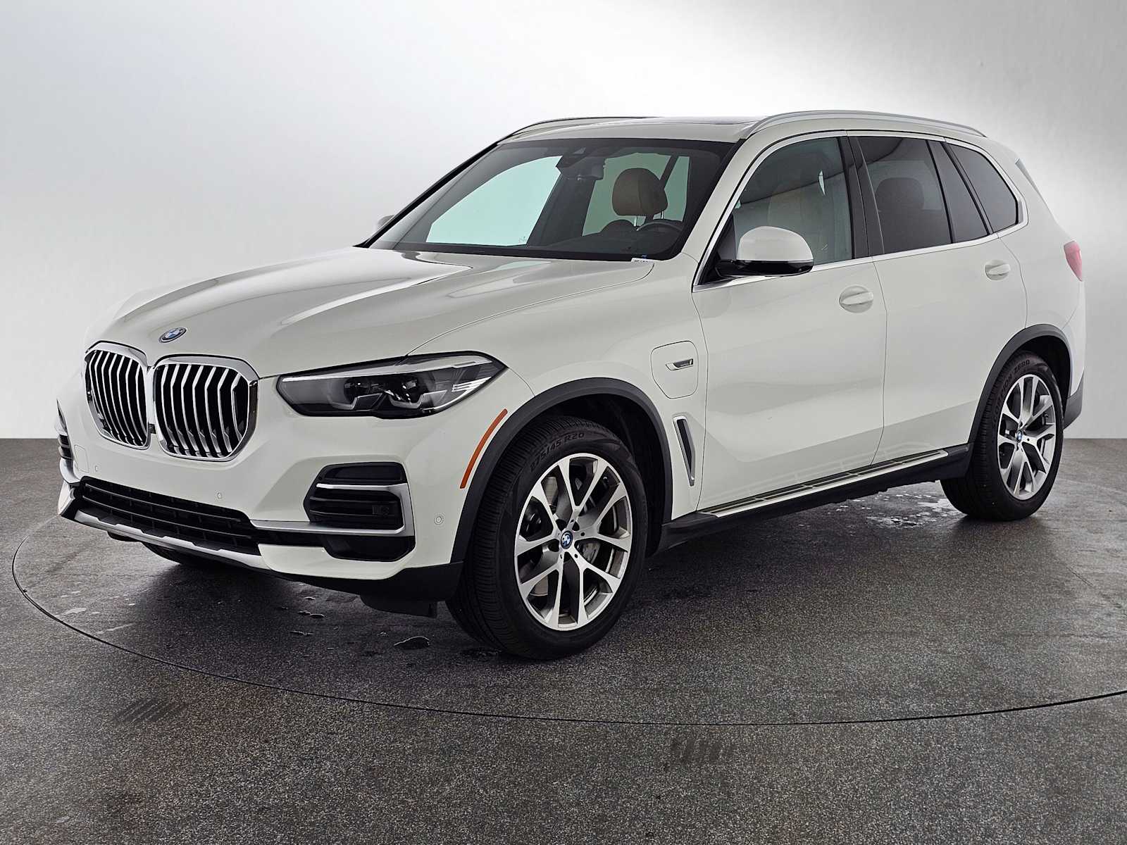 2023 BMW X5 45e's photo