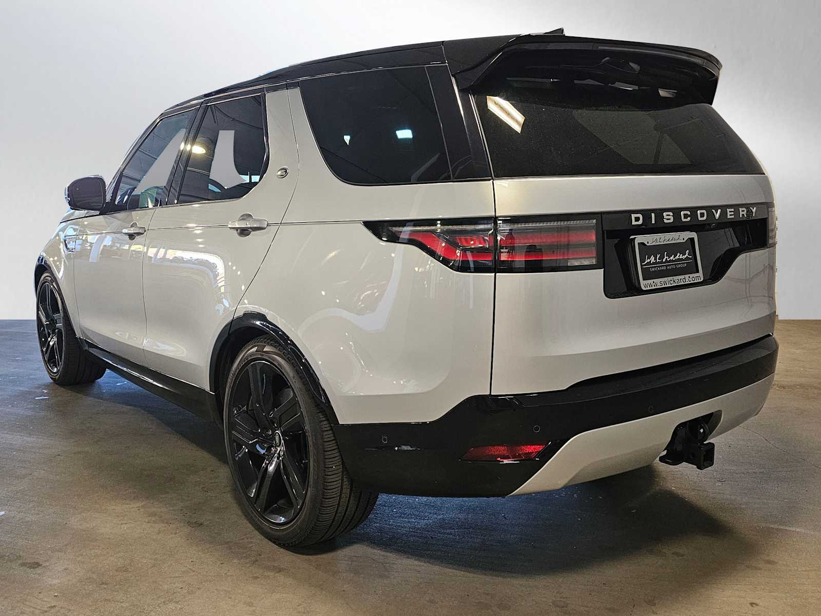 2024 Land Rover Discovery Metropolitan Edition photo 3