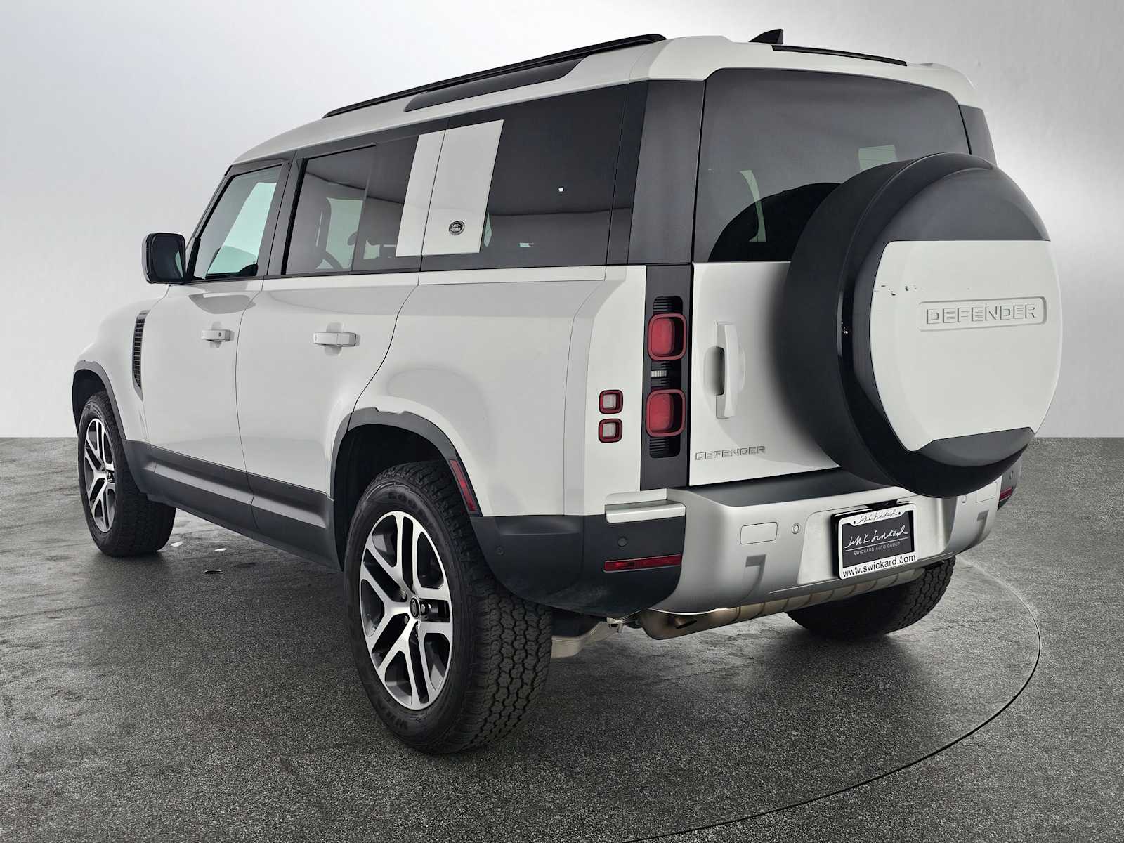 2023 Land Rover Defender S photo 2