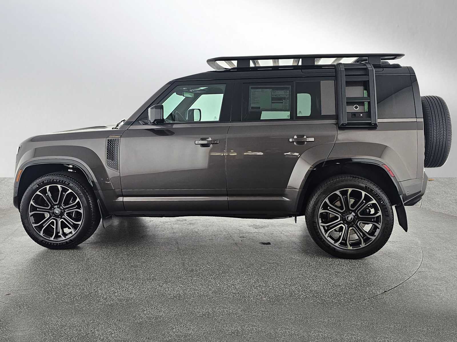 2025 Land Rover Defender 110 photo 2