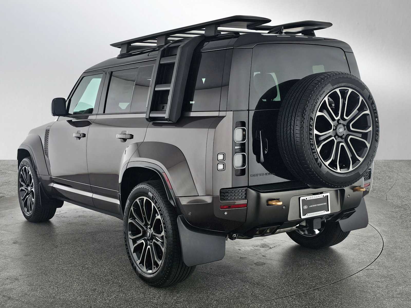 2025 Land Rover Defender 110 photo 3