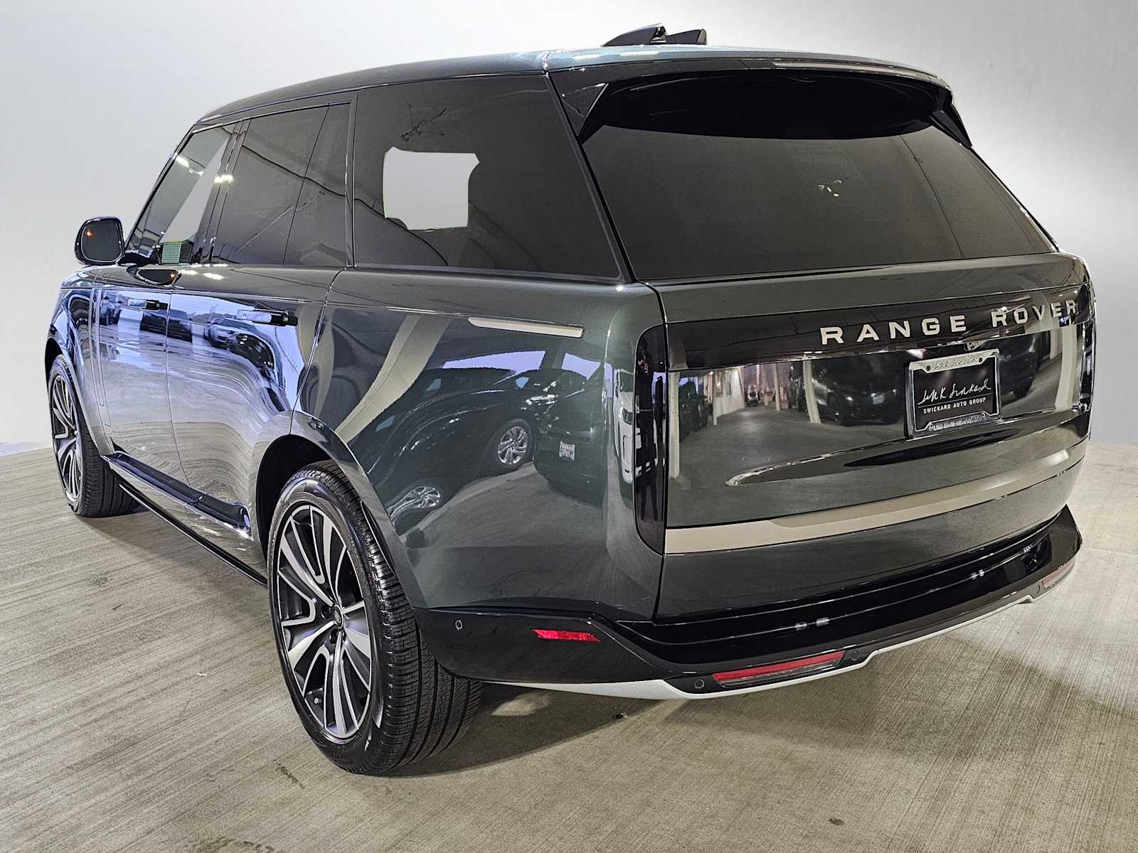 2025 Land Rover Range Rover SE photo 3