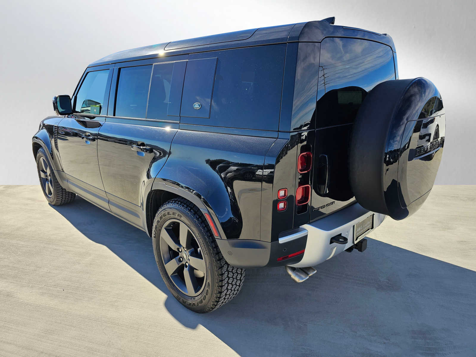 2024 Land Rover Defender 110 SE photo 3