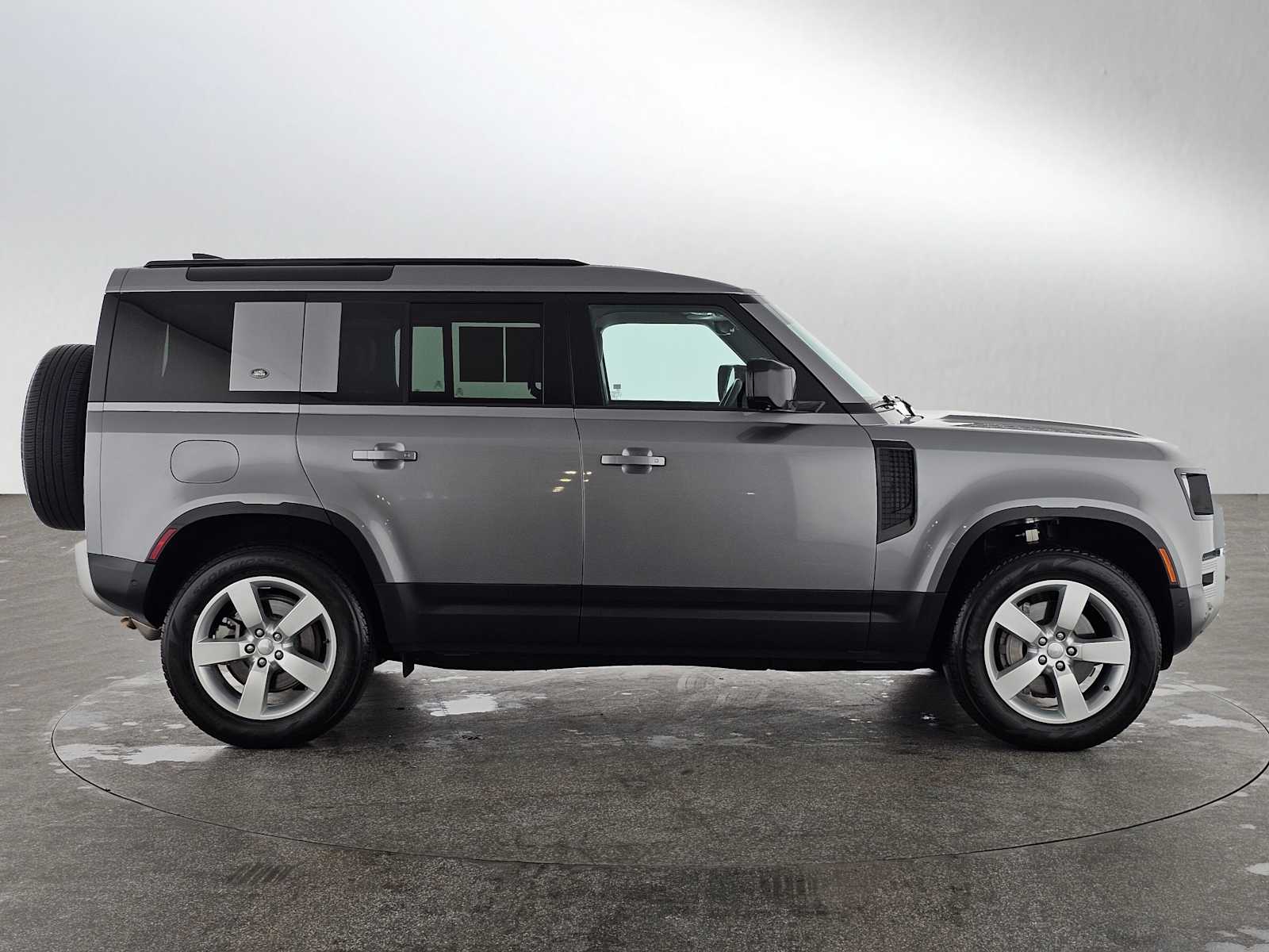 2024 Land Rover Defender S photo 2