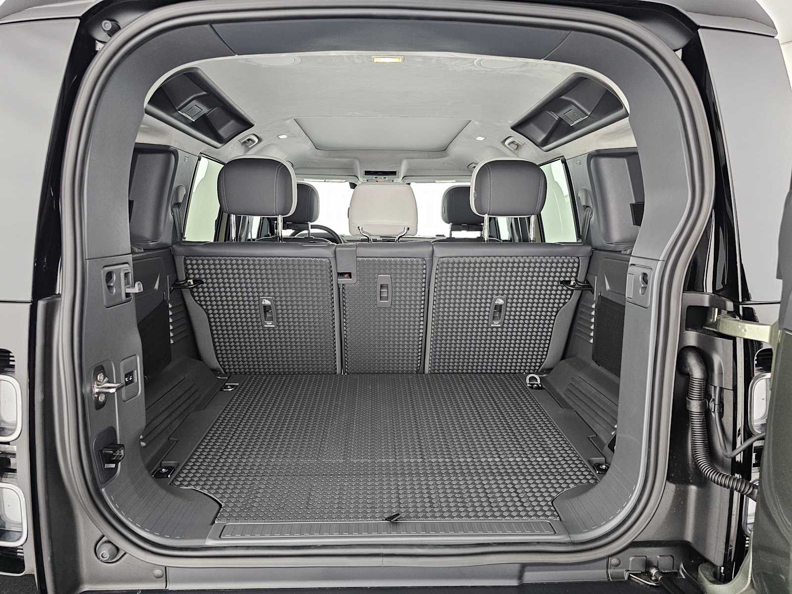 2025 Land Rover Defender X - Photo 9