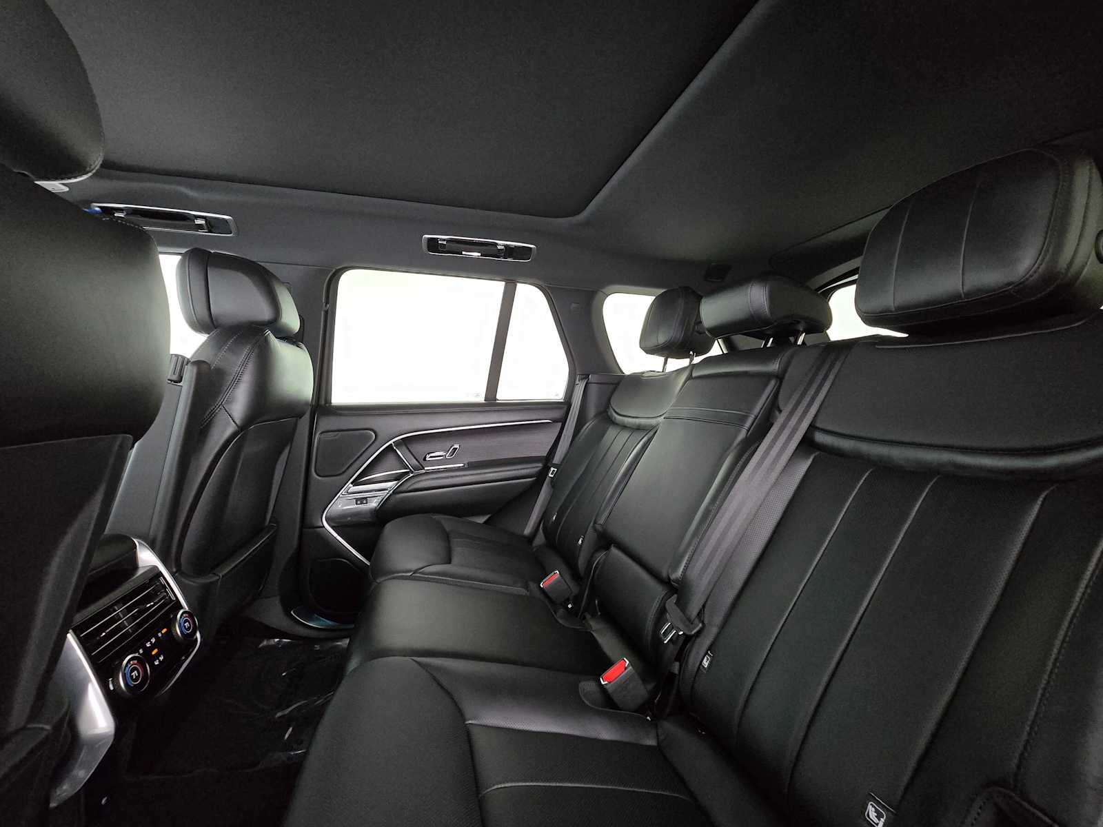 2025 Land Rover Range Rover SE - Photo 18