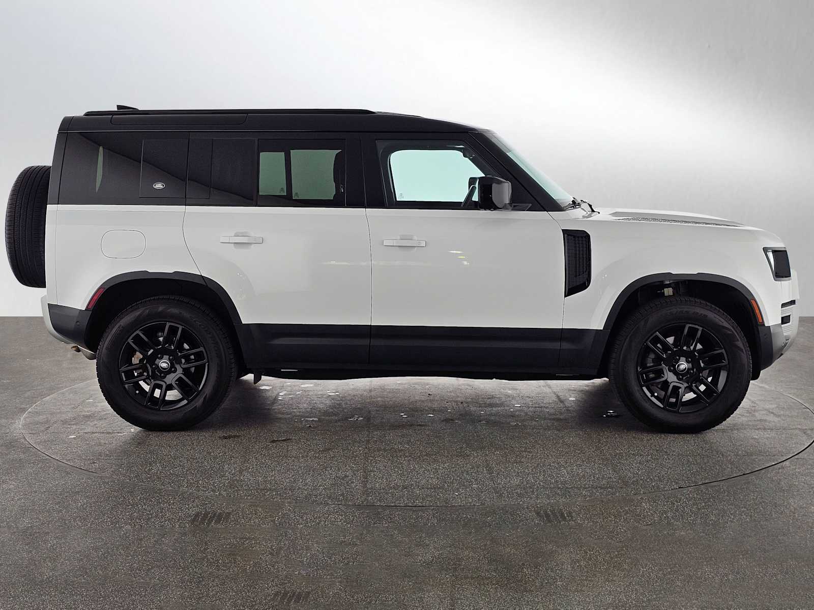 2023 Land Rover Defender S photo 5