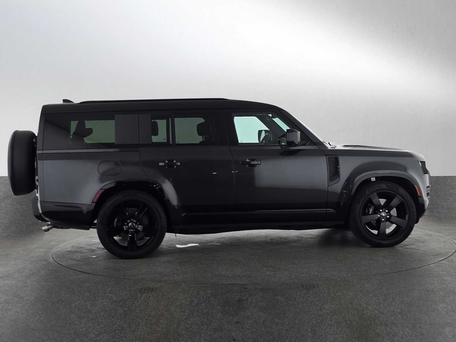 2025 Land Rover Defender V8 photo 2