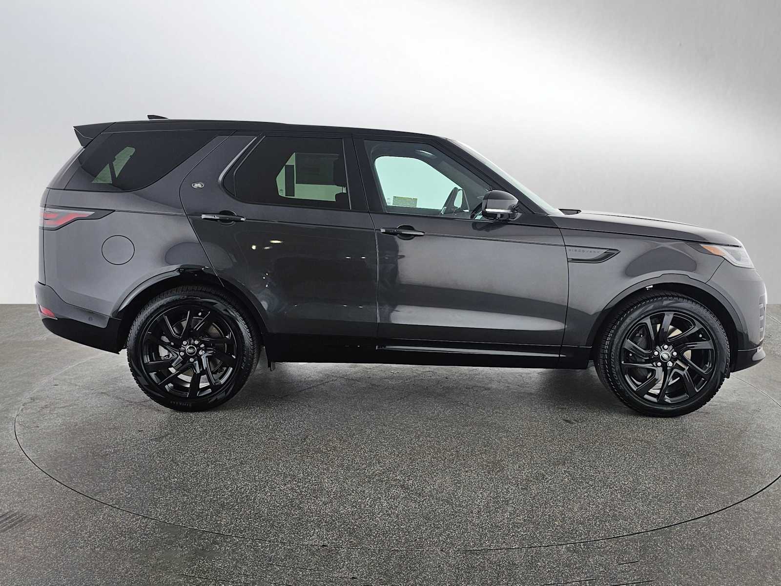 2025 Land Rover Discovery SE photo 2