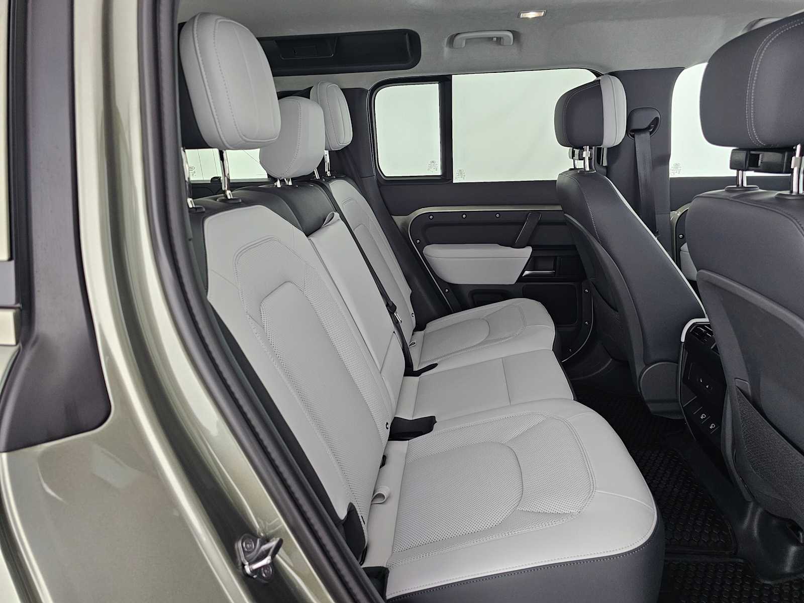 2025 Land Rover Defender X - Photo 5