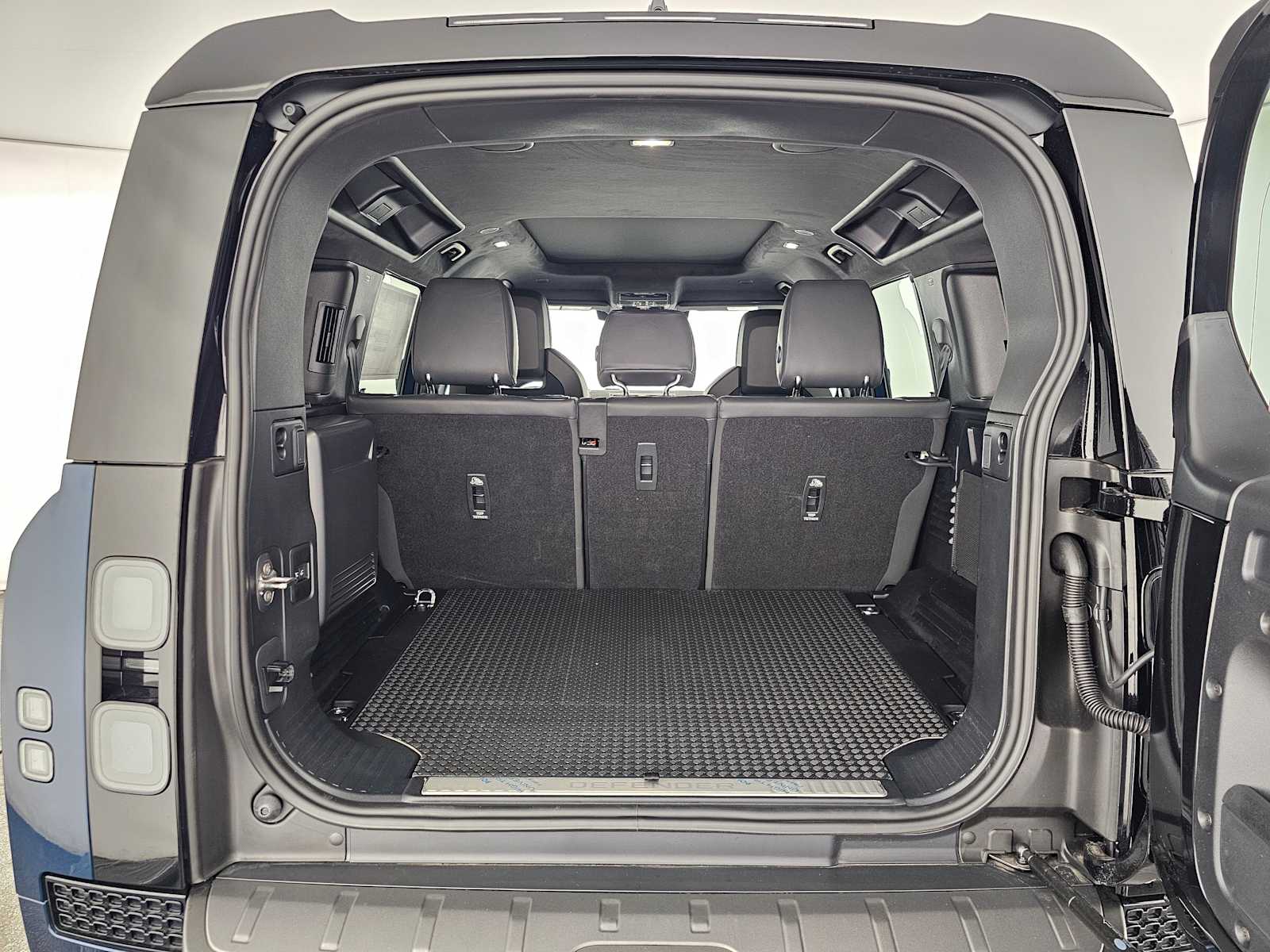 2026 Land Rover Defender OCTA - Photo 15