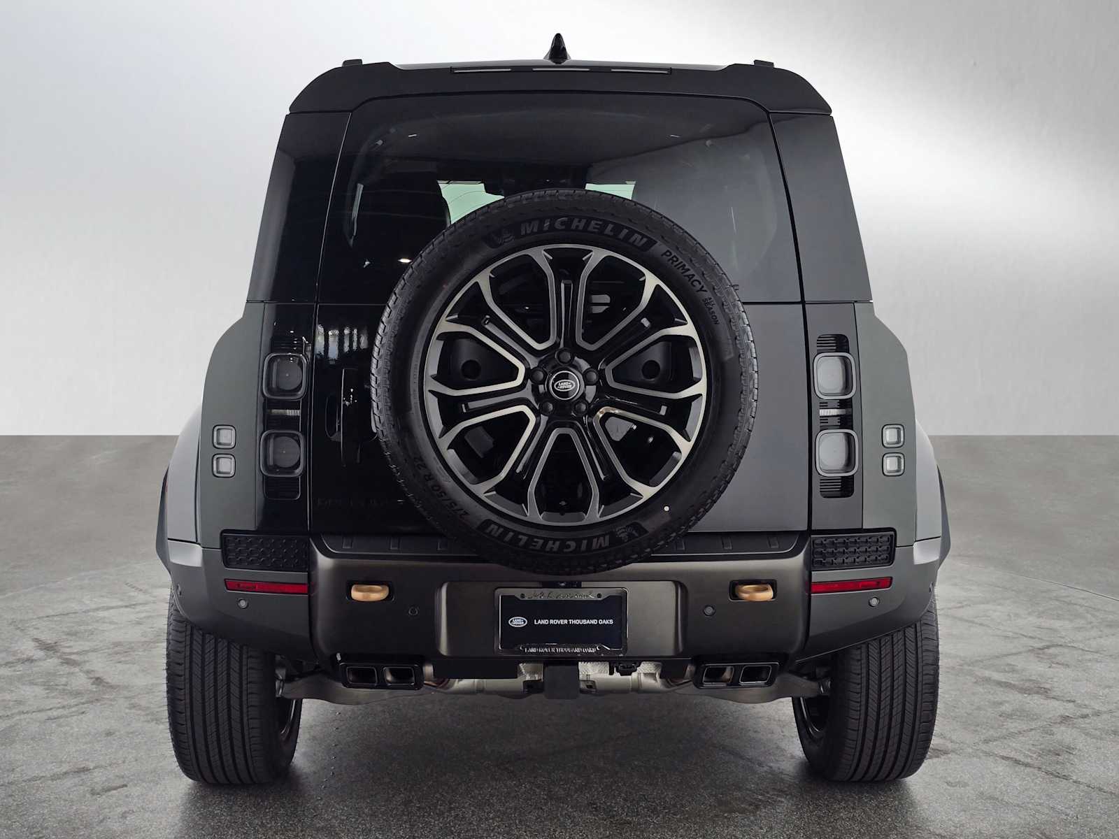 2025 Land Rover Defender 110 photo 4