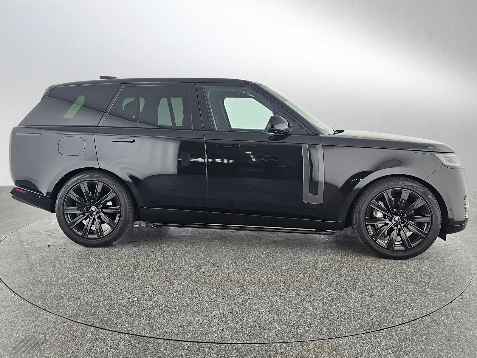 2023 Land Rover Range Rover SE photo 5