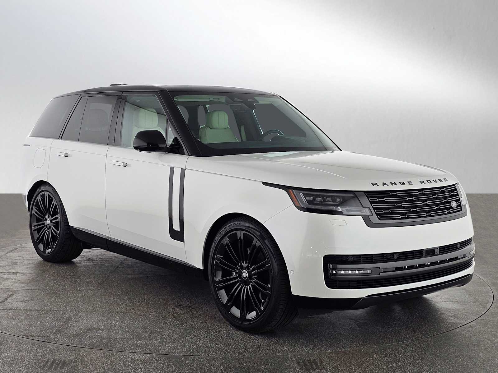2025 Land Rover Range Rover SE photo 6