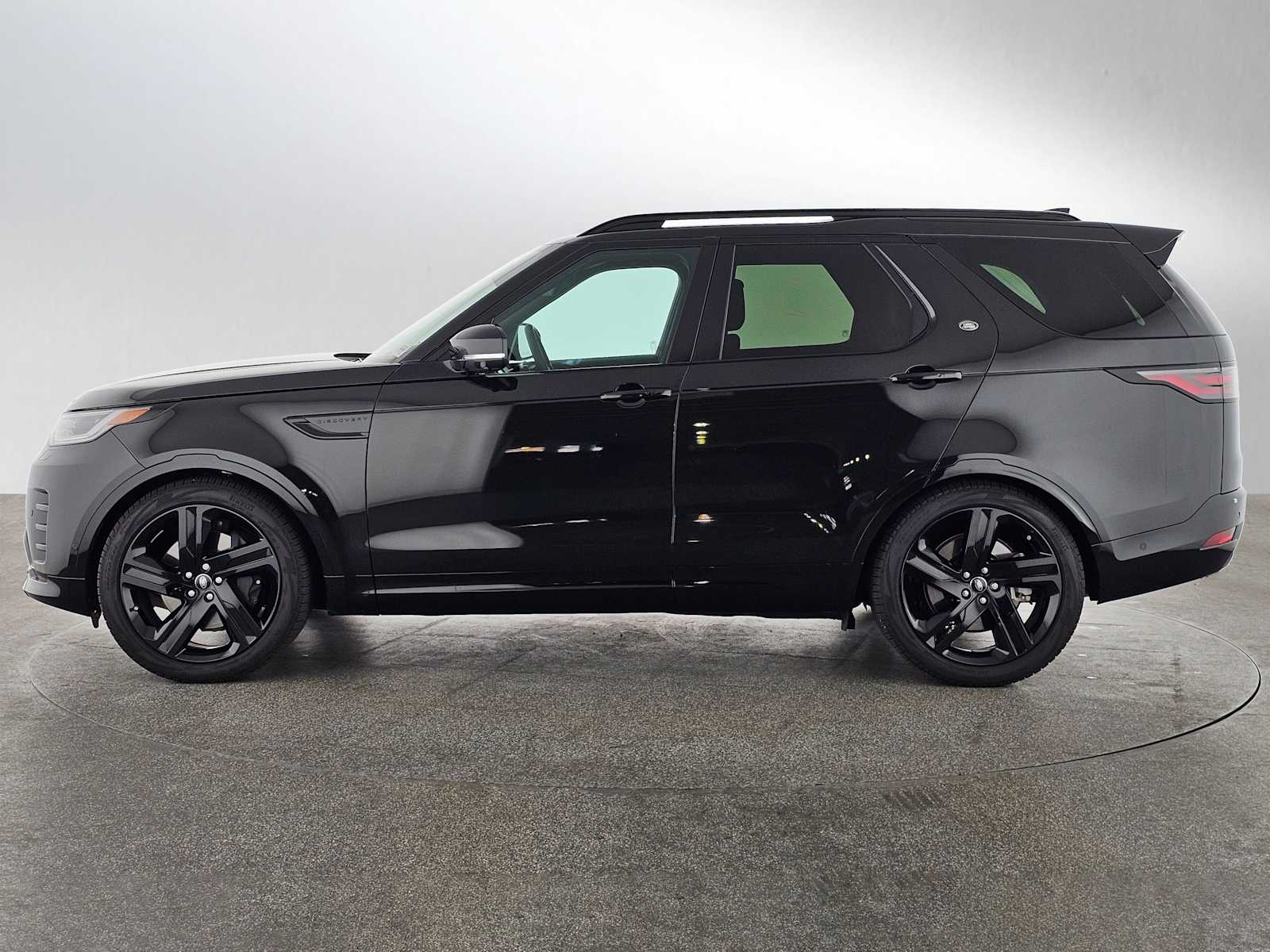 2024 Land Rover Discovery SE photo 2