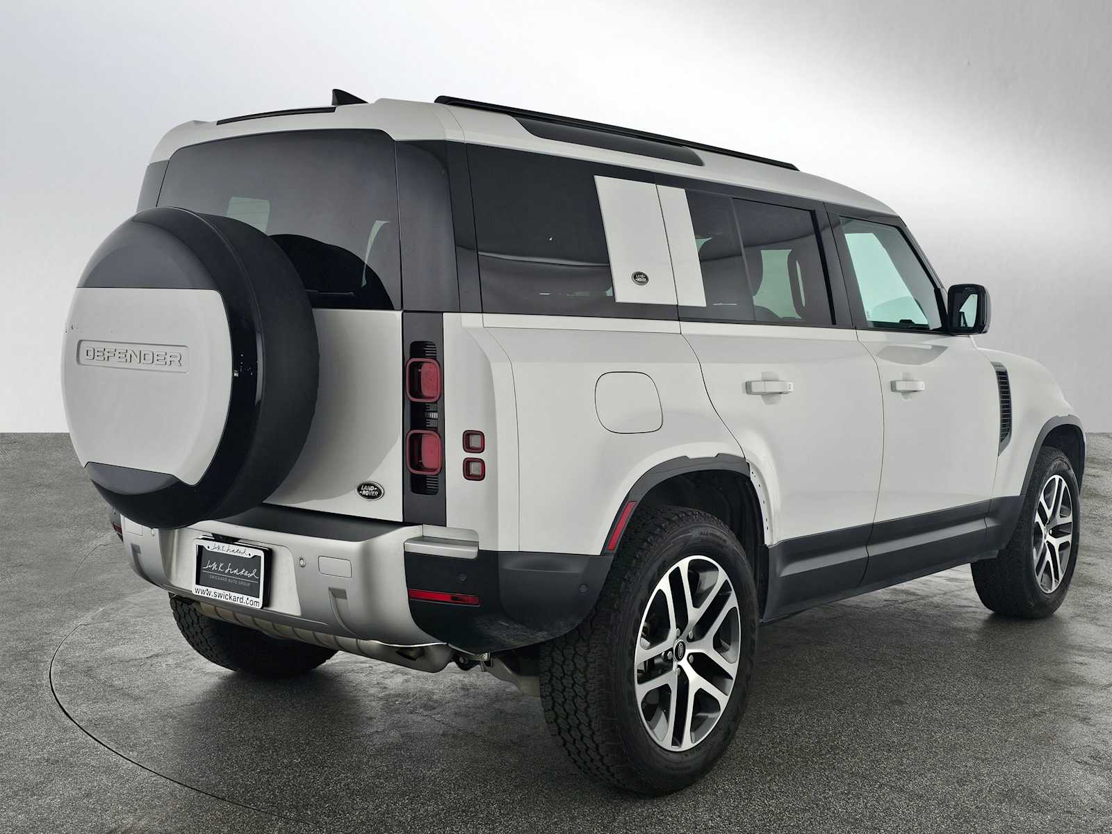 2023 Land Rover Defender S photo 4