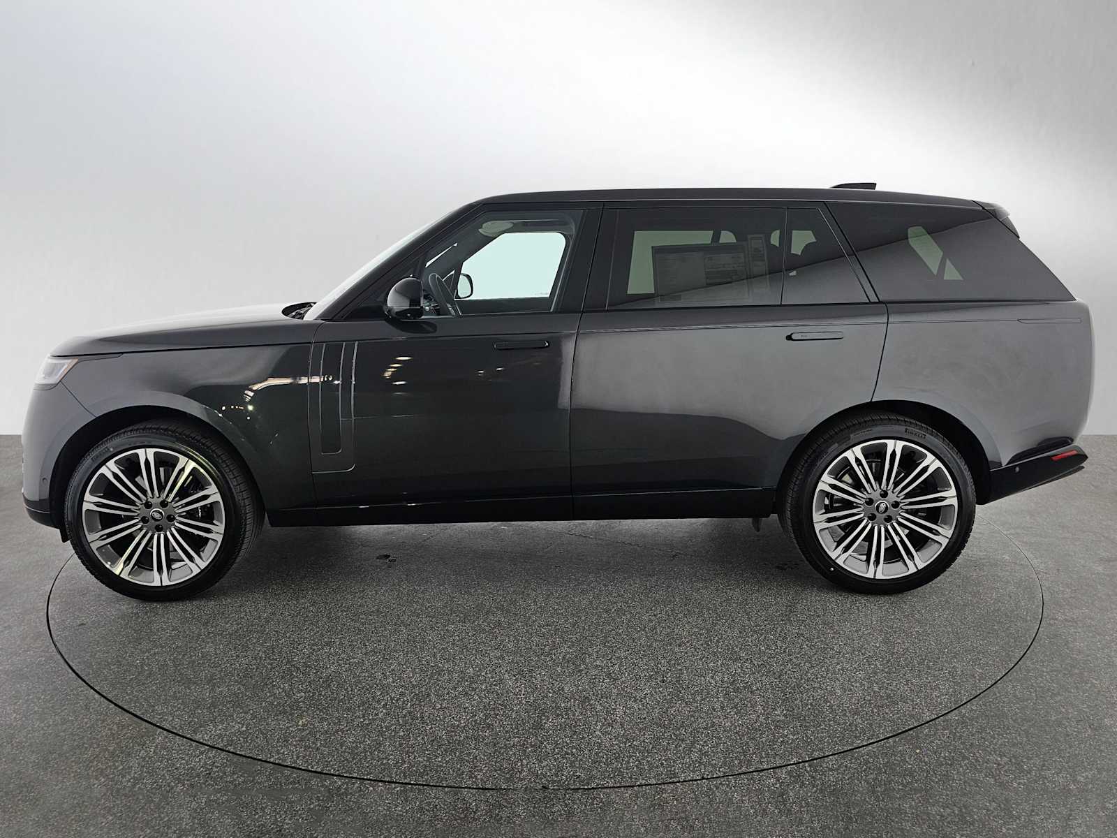 2025 Land Rover Range Rover SE photo 2