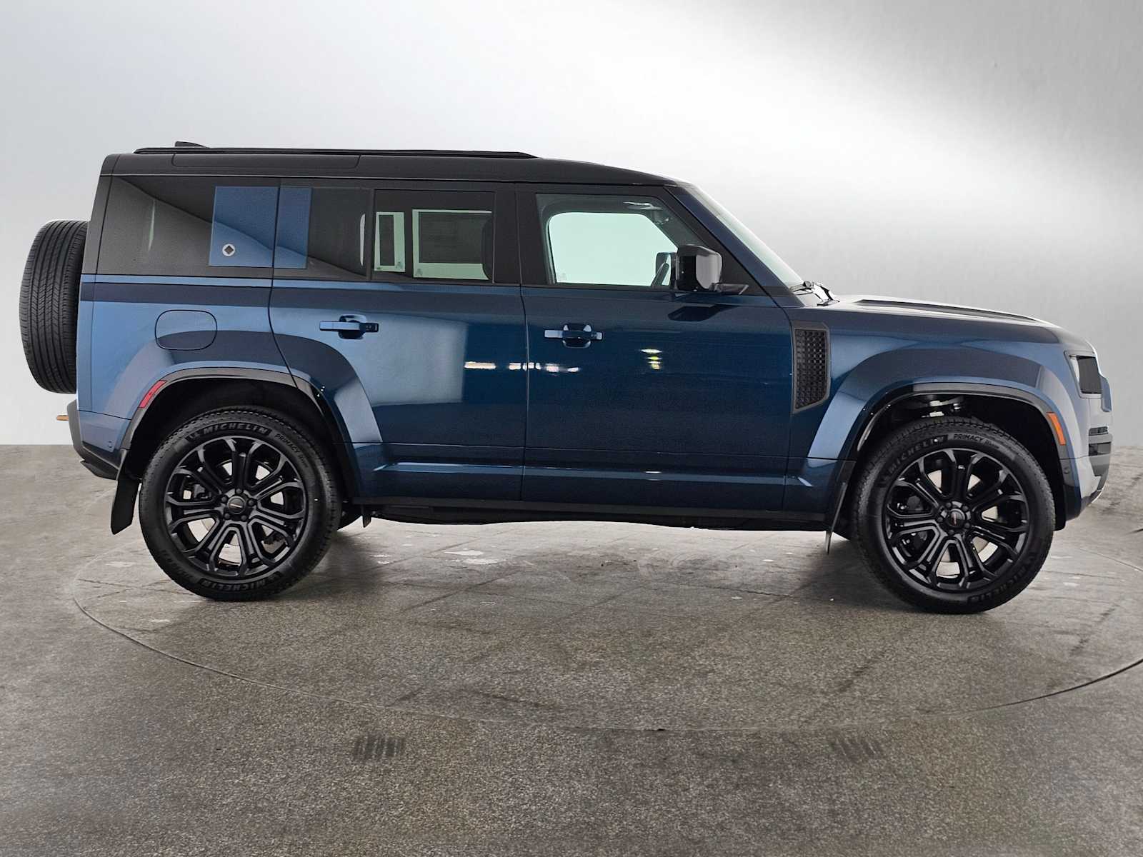 2026 Land Rover Defender OCTA - Photo 6