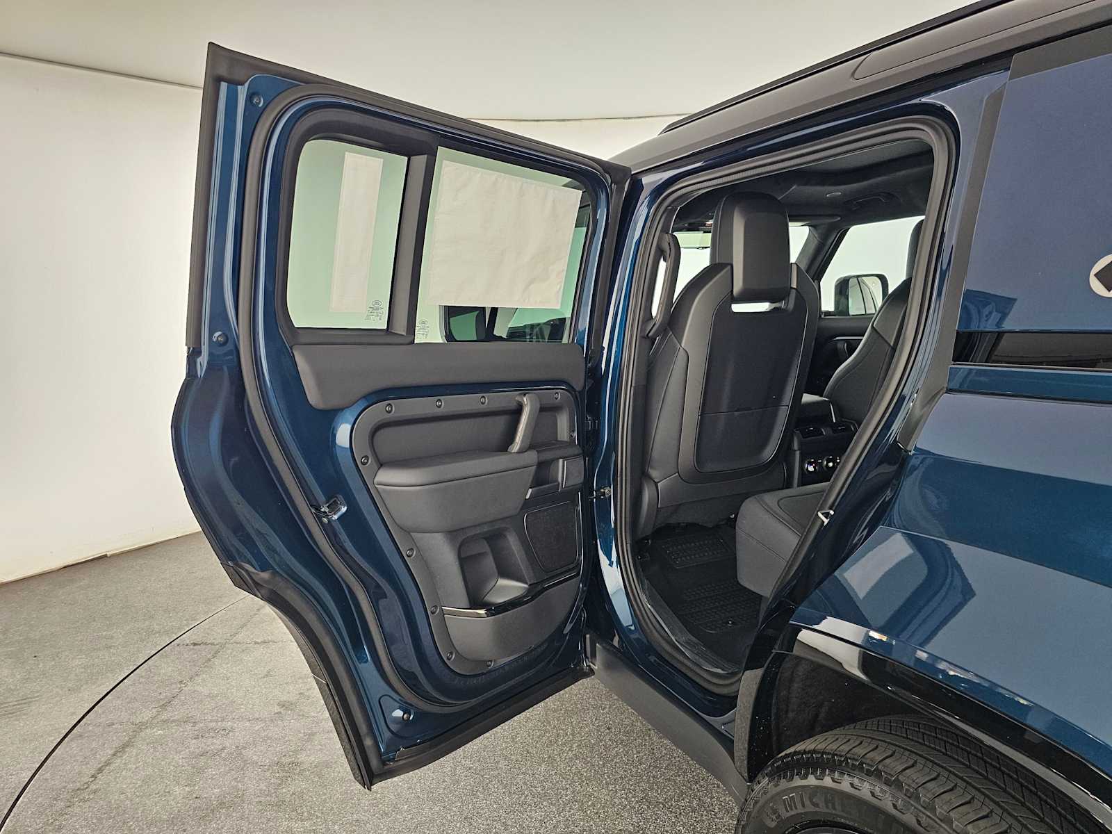 2026 Land Rover Defender OCTA - Photo 16