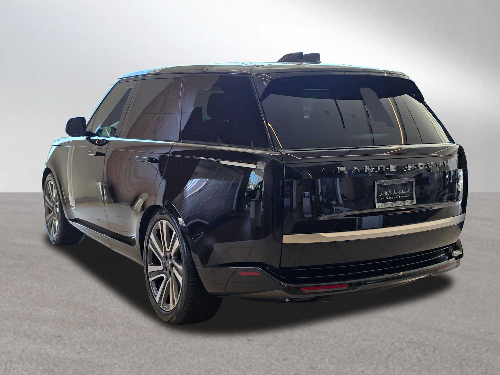 2025 Land Rover Range Rover SV photo 3