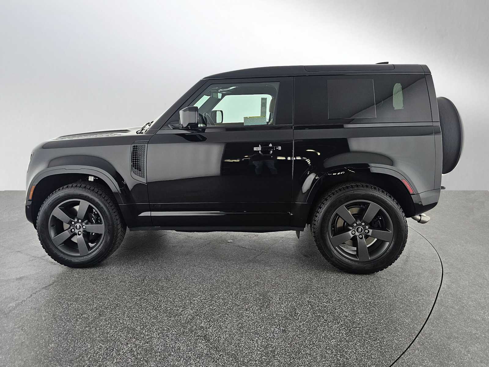 2025 Land Rover Defender 90 V8 photo 2