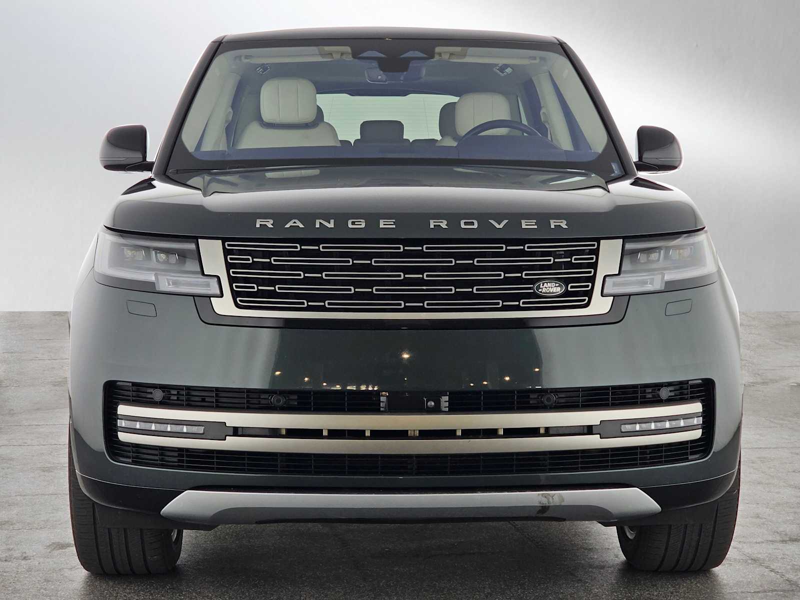 2023 Land Rover Range Rover SE photo 3