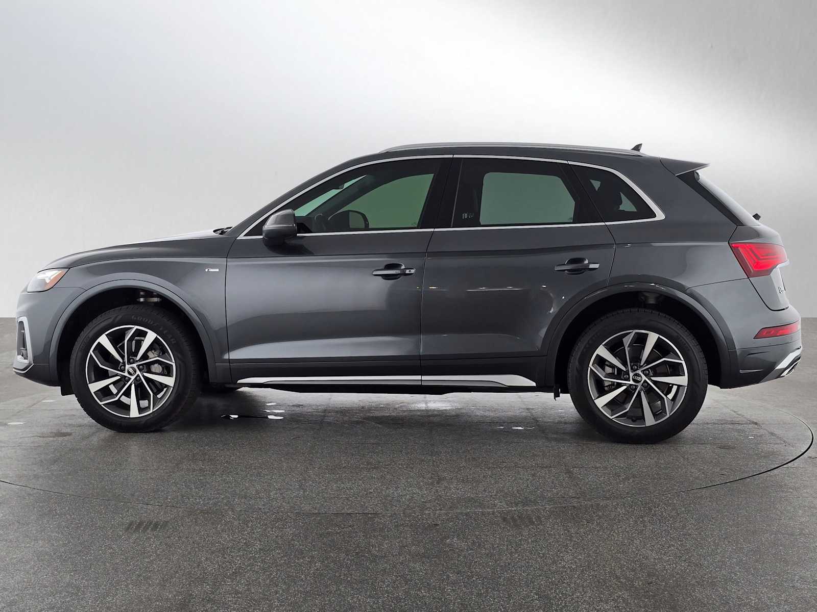 2022 Audi Q5 S line Premium Plus photo 2