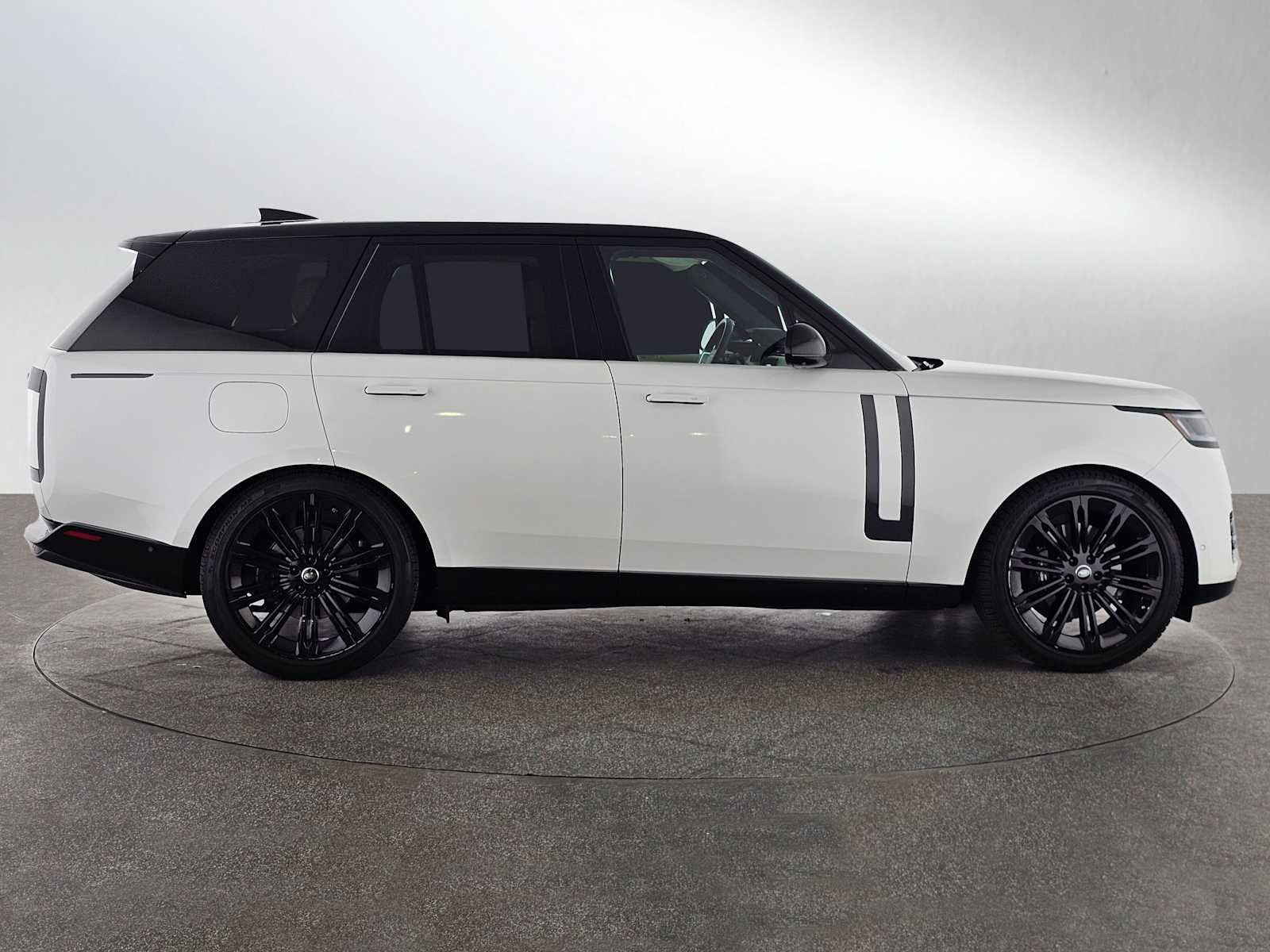 2025 Land Rover Range Rover SE photo 5