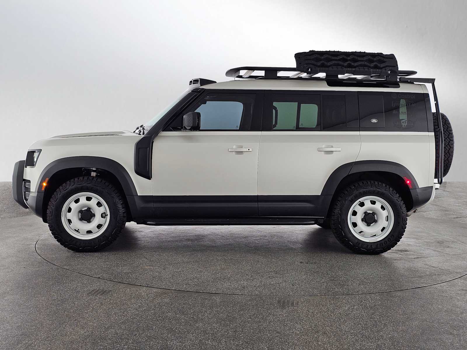 2024 Land Rover Defender 110 S photo 2