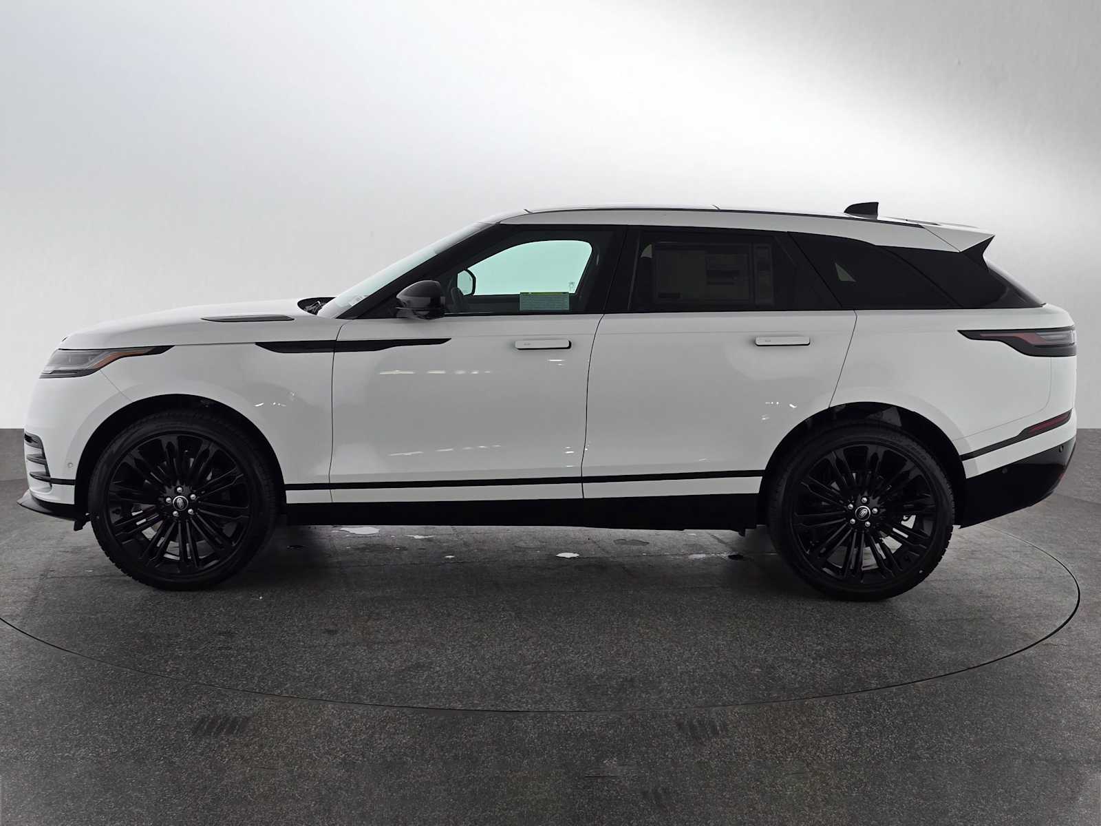 2026 Land Rover Range Rover Velar P400 Dynamic SE photo 2