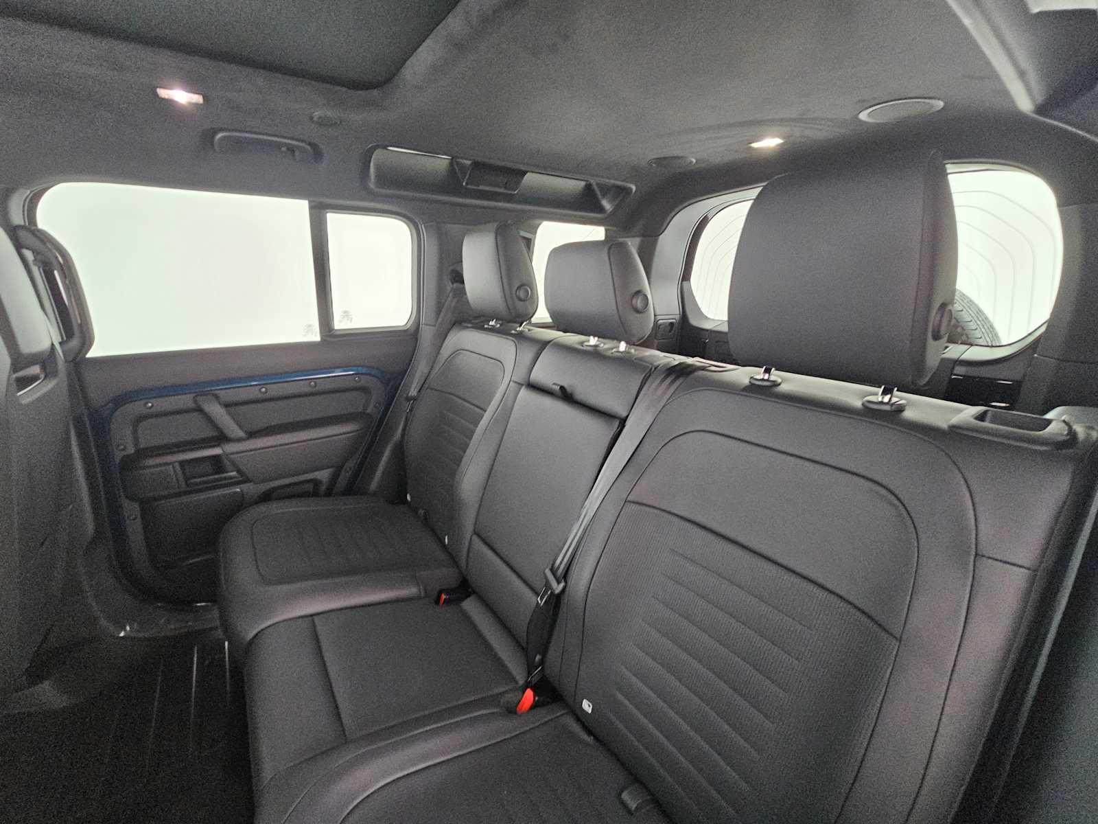 2026 Land Rover Defender OCTA - Photo 18