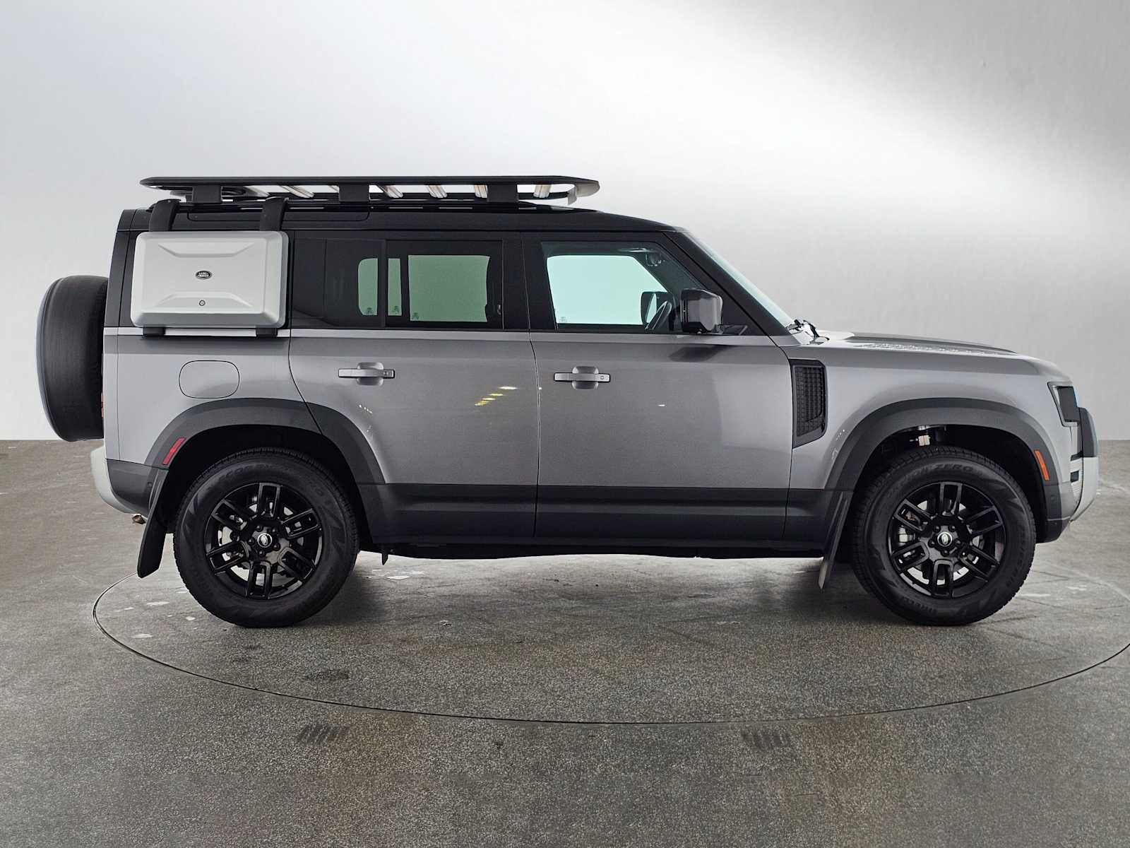 2023 Land Rover Defender S photo 5