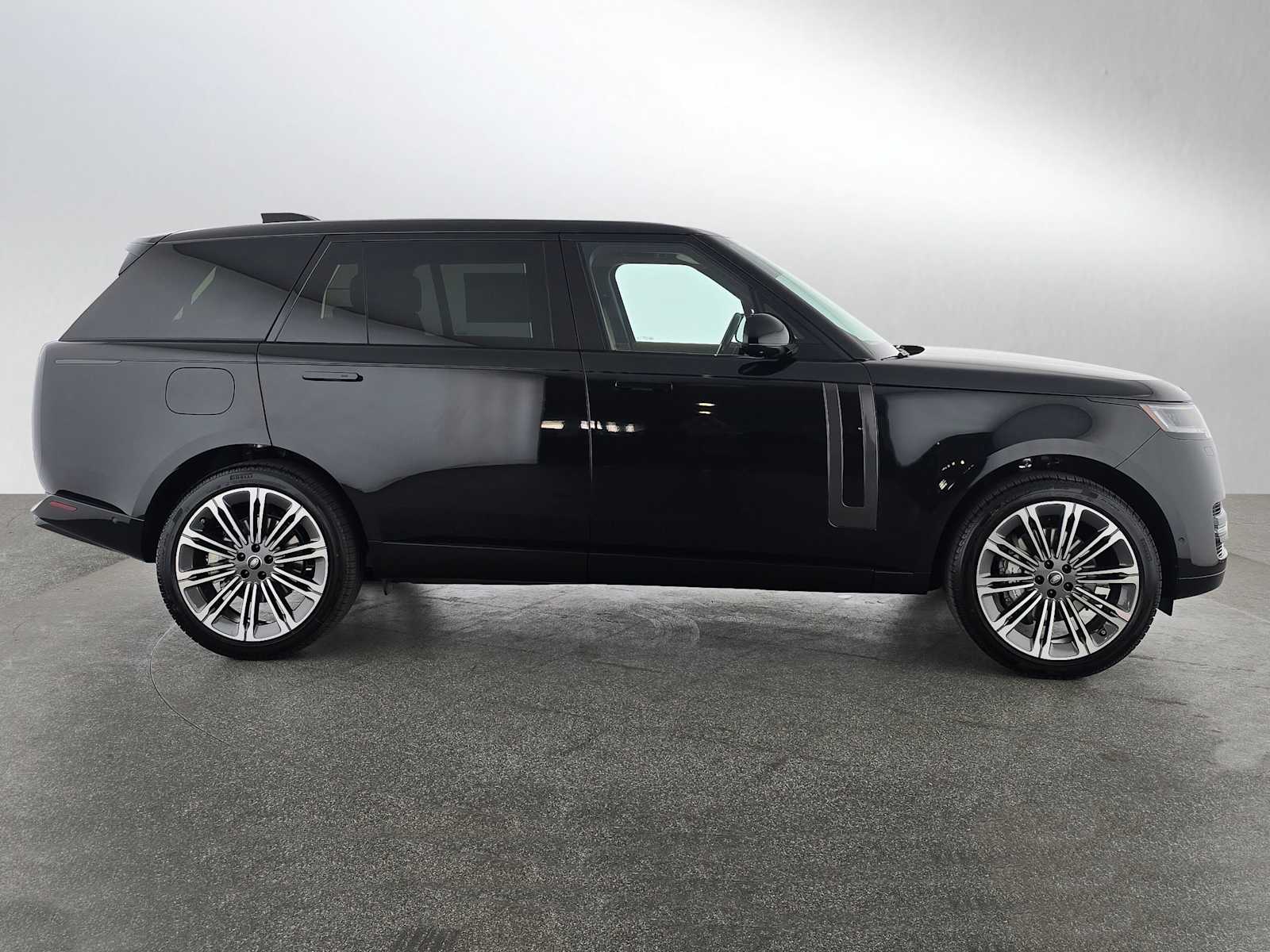 2025 Land Rover Range Rover SE photo 2