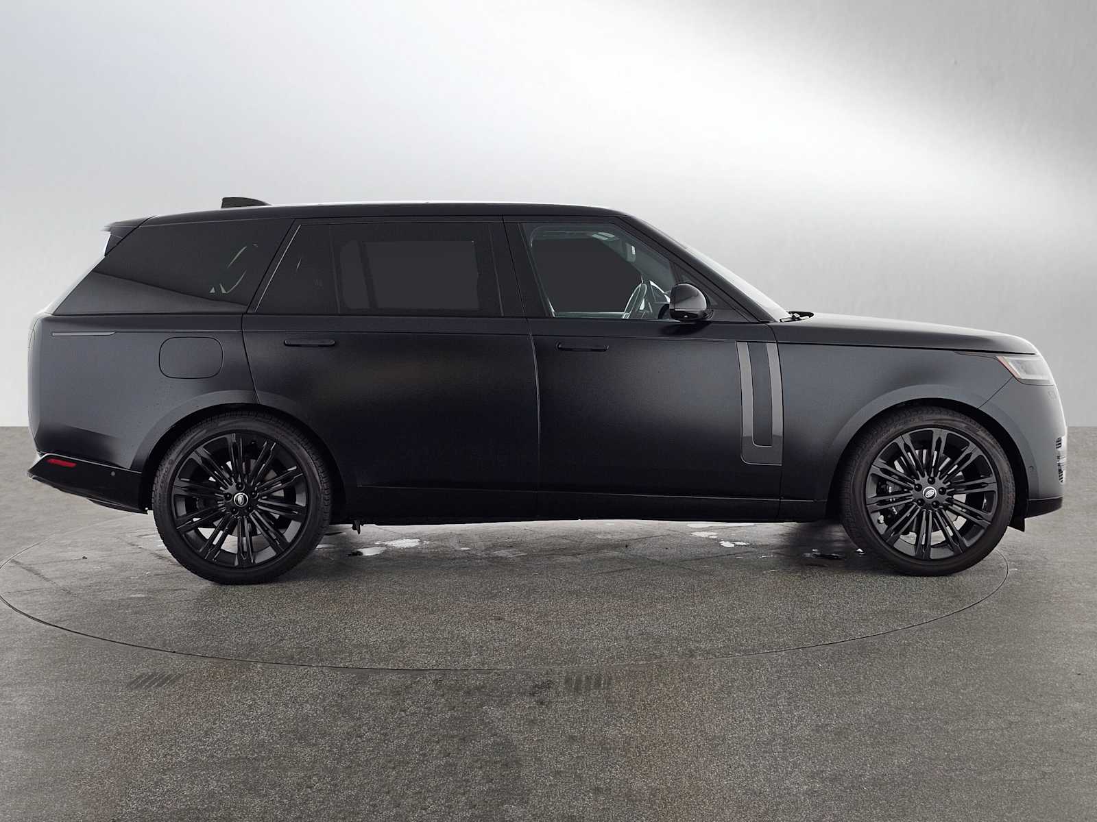 2023 Land Rover Range Rover SE photo 2