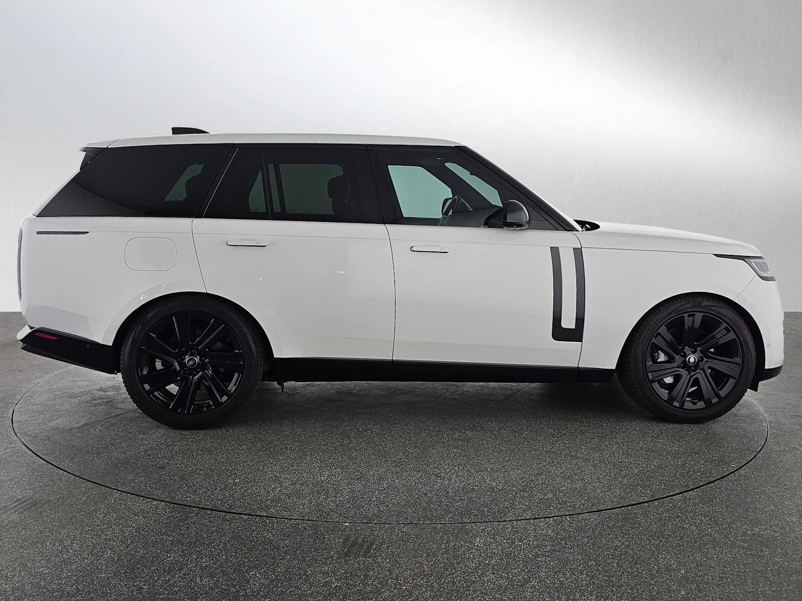 2023 Land Rover Range Rover SE photo 5