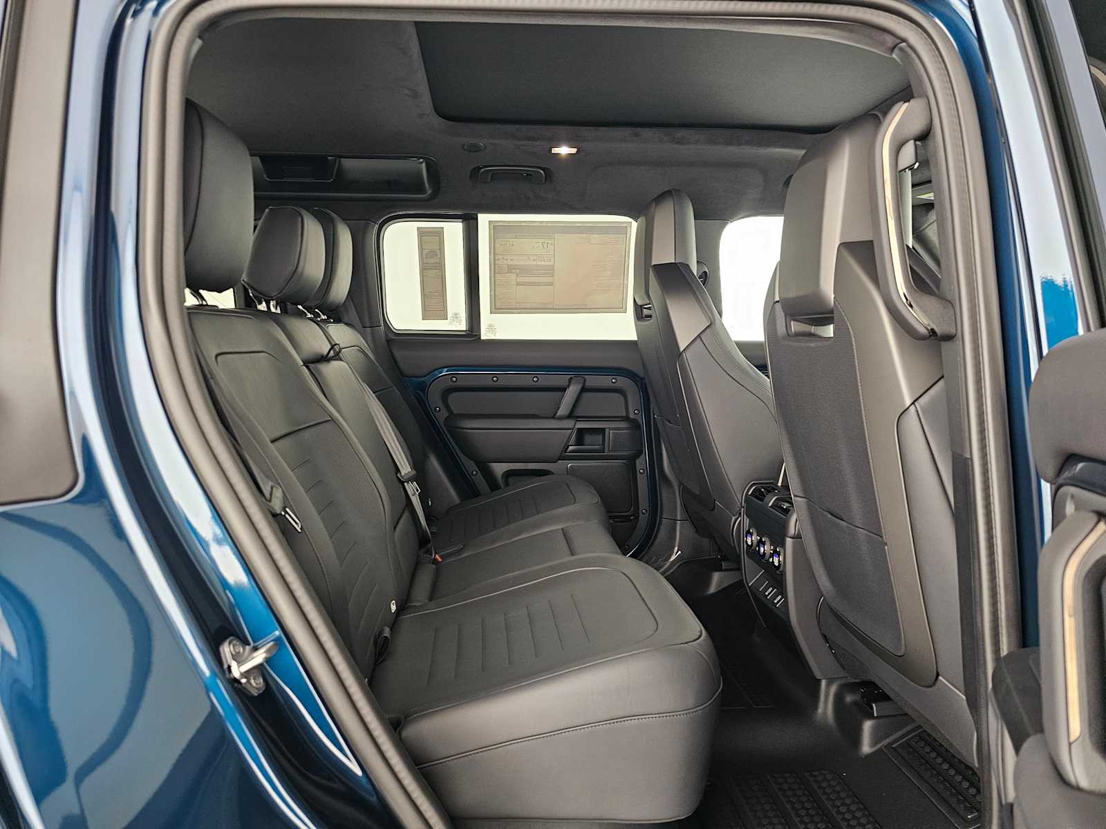 2026 Land Rover Defender OCTA - Photo 12