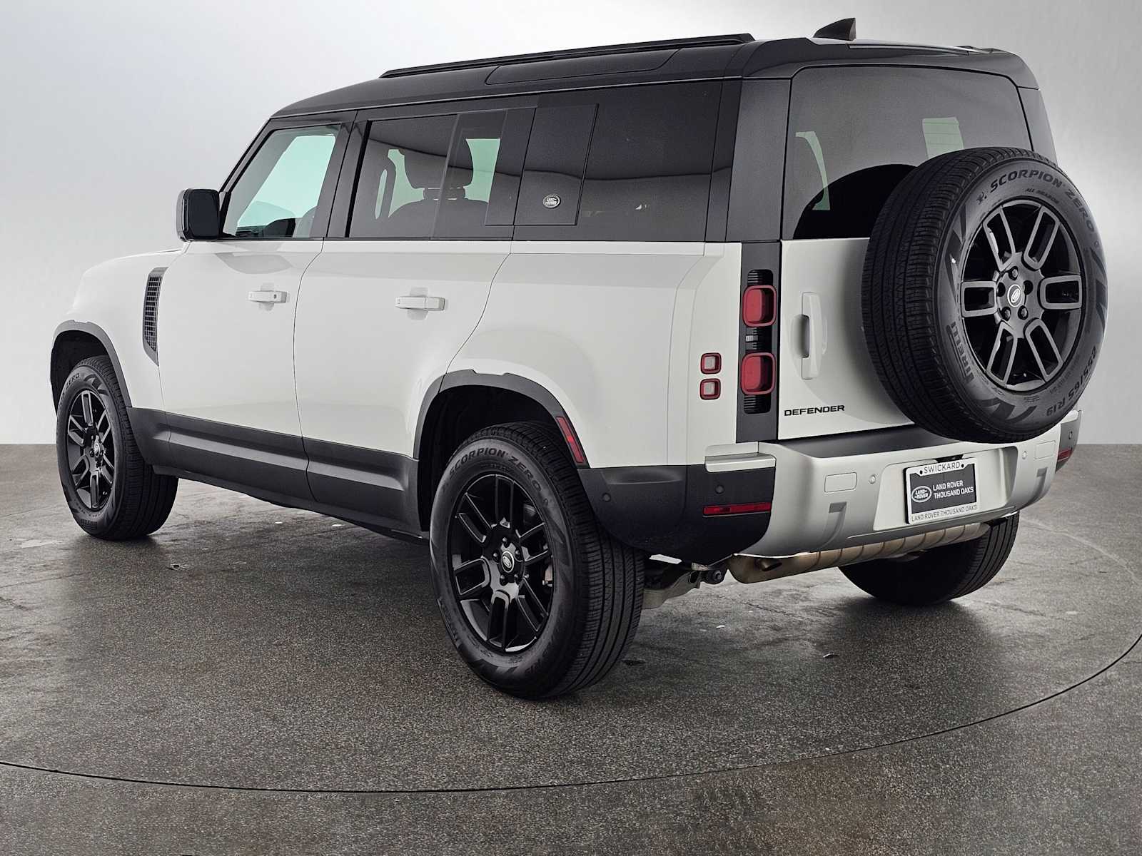 2023 Land Rover Defender S photo 2