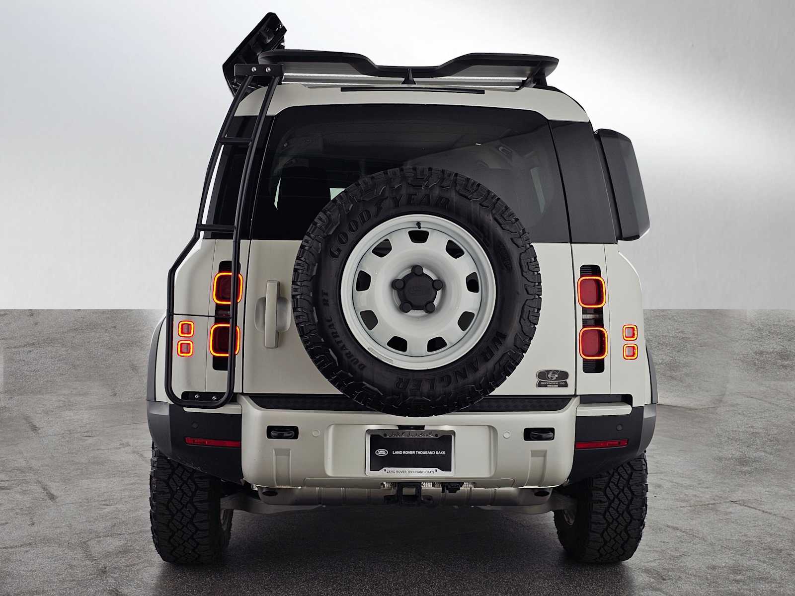 2024 Land Rover Defender 110 S photo 4