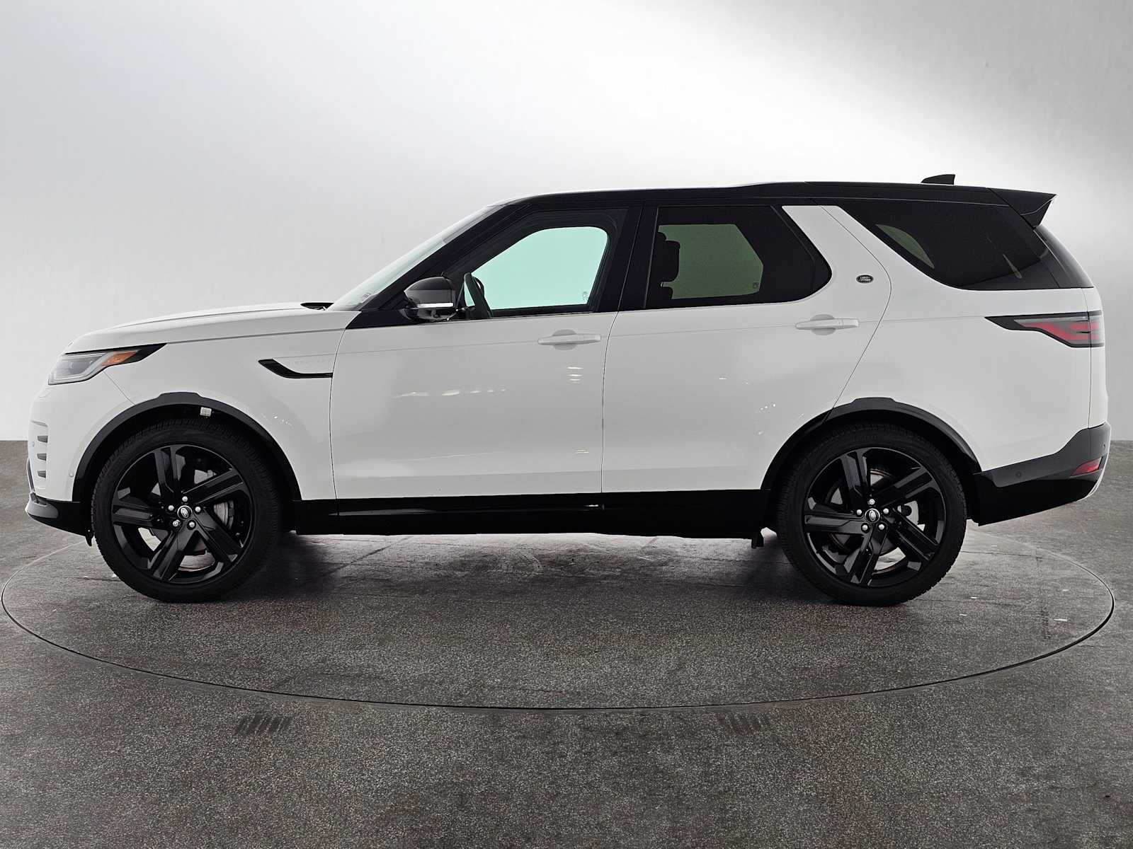 2024 Land Rover Discovery SE photo 2