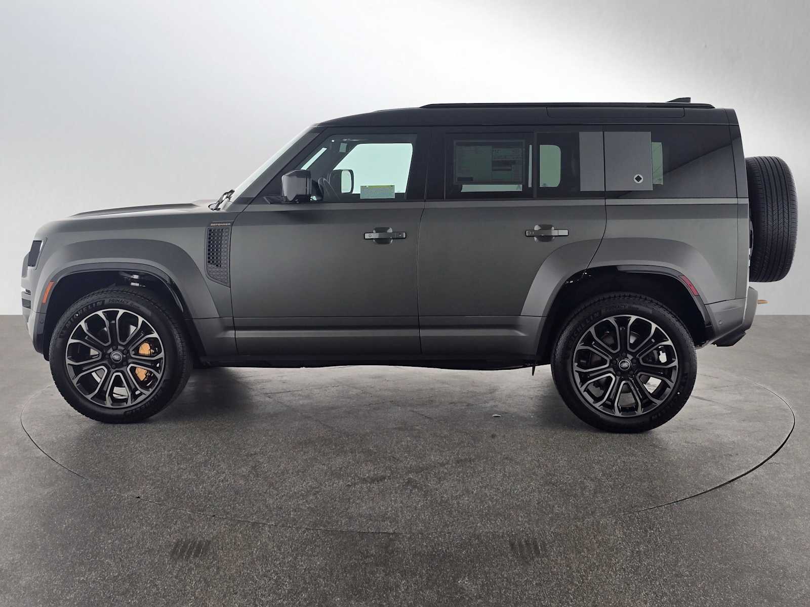 2025 Land Rover Defender 110 photo 2